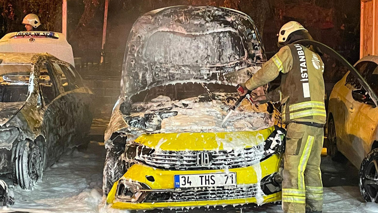 İstanbul'da park halindeki 2 otomobil yandı