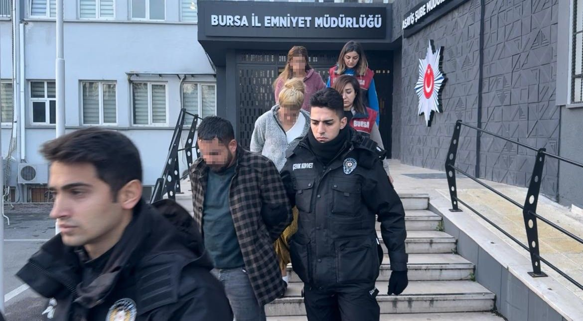Bursa'da şok görüntü! Tek erkeği paylaşan iki kadın beraber vurgun yapmaya gitti