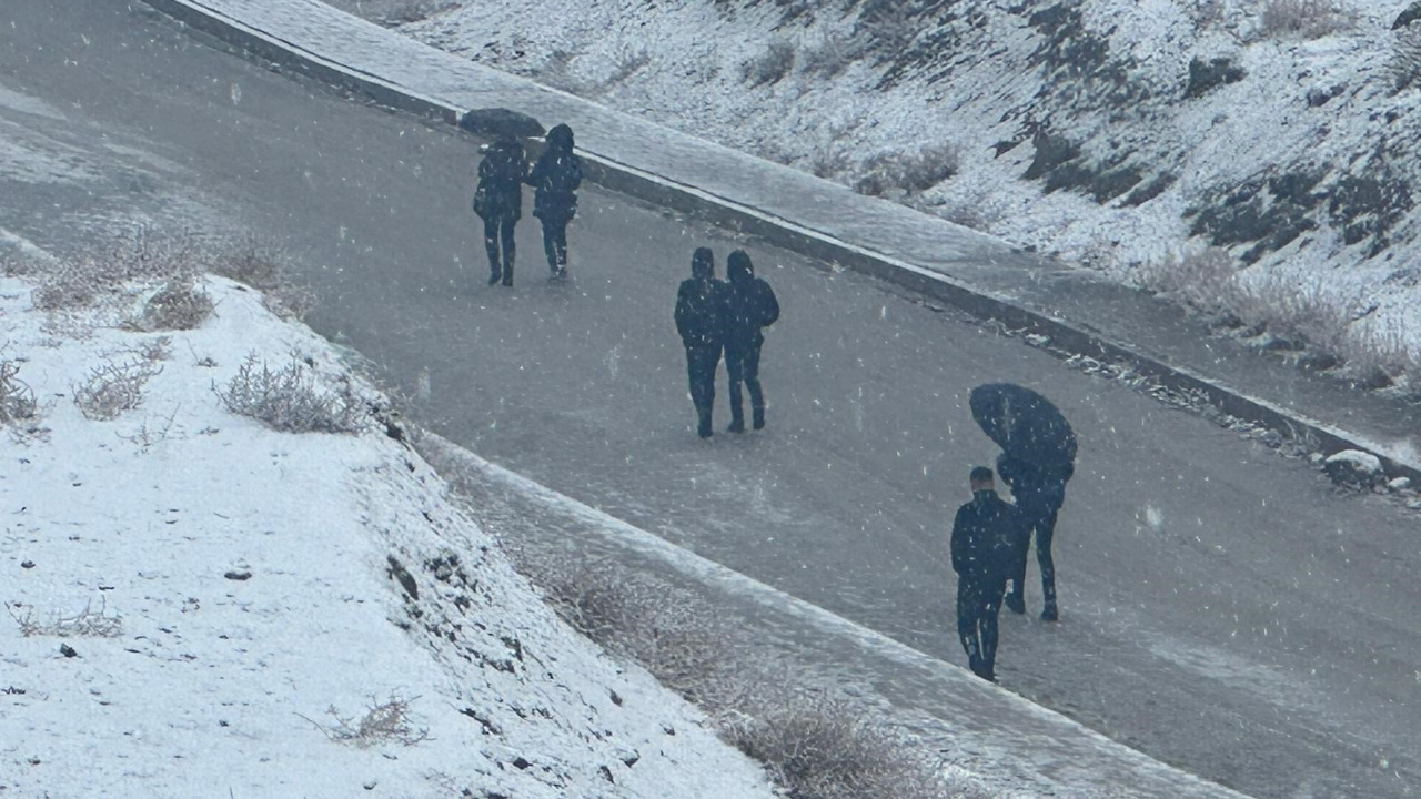 Hakkari Yükseova güne şiddetli kar yağışı ile başladı
