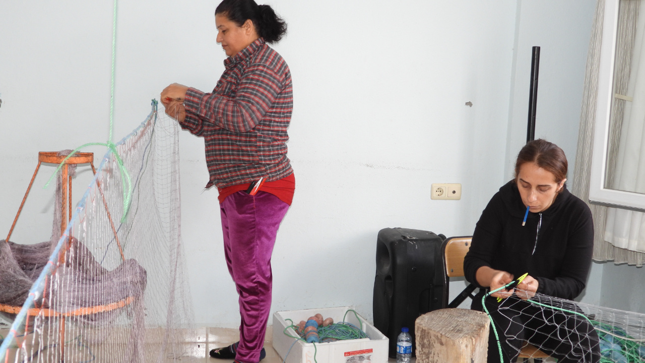Depremzede kadınlar balıkçılık yaparak ile ekonomisine katkı sağlıyor