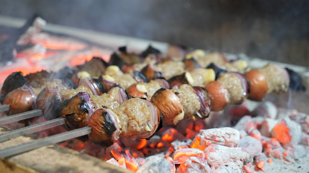Gaziantep'te kış aylarının vazgeçilmez lezzeti, soğan kebabı yoğun ilgi görüyor
