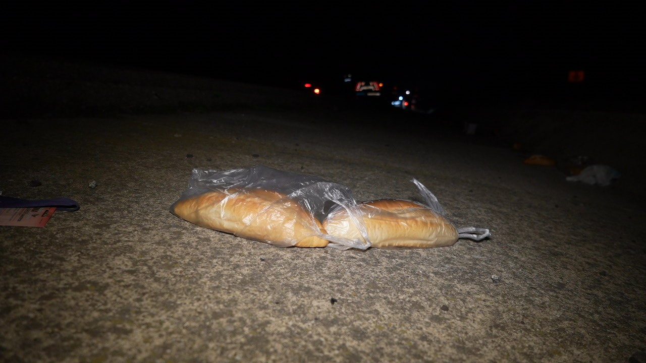 Yaralanan motosikletlinin olay yerinde evine götürmek için aldığı ekmekler kaldı