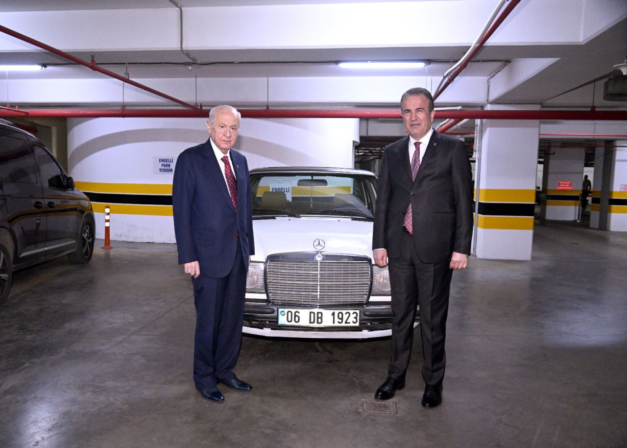 Devlet Bahçeli, MHP'li milletvekiline klasik otomobil hediye etti! Plakası olay oldu