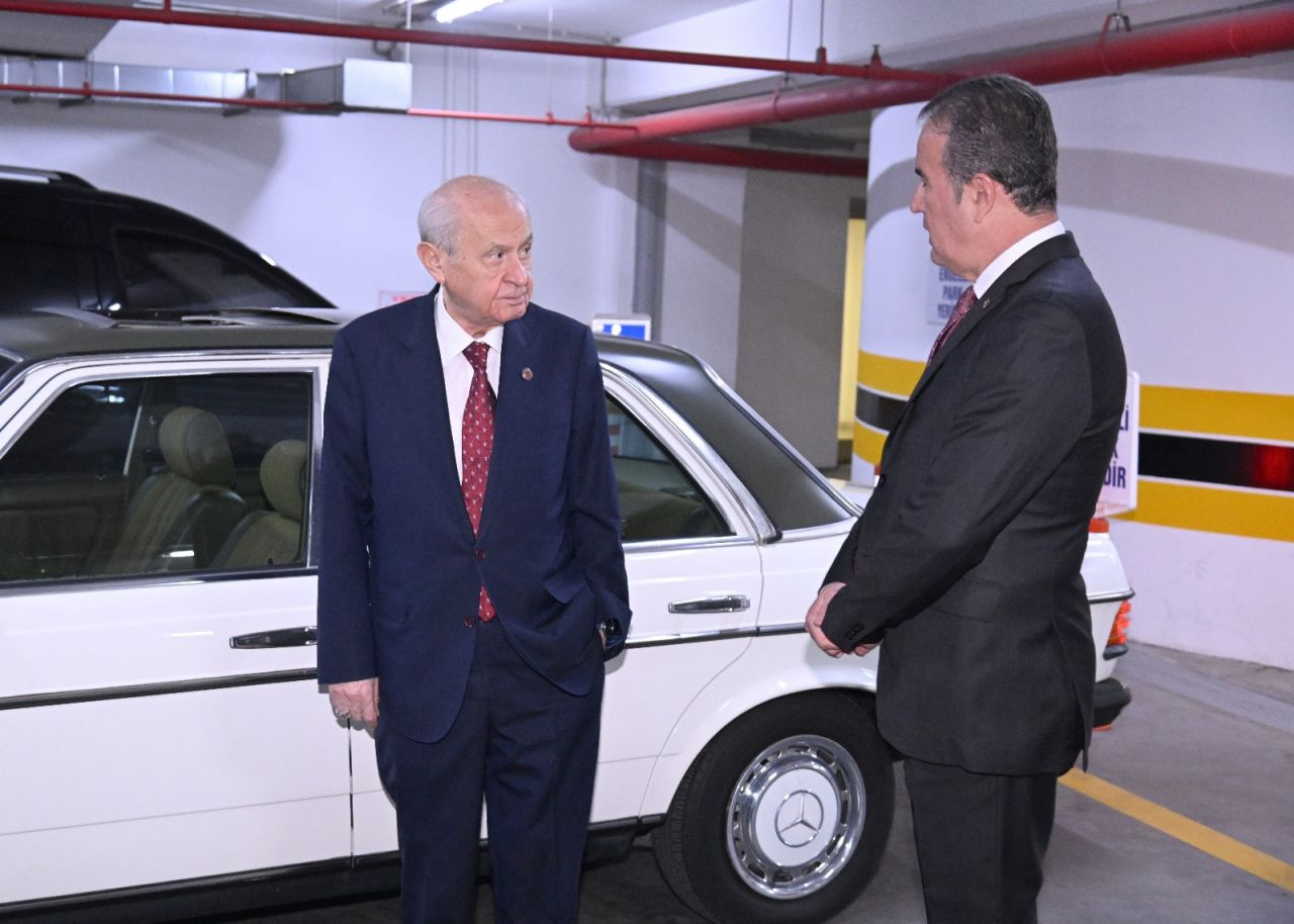 Devlet Bahçeli, MHP'li milletvekiline klasik otomobil hediye etti! Plakası olay oldu
