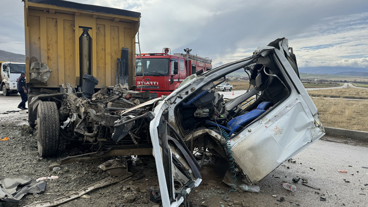 Elazığ'da 2 kamyon çarpıştı! Sürücüler ağır yaralandı