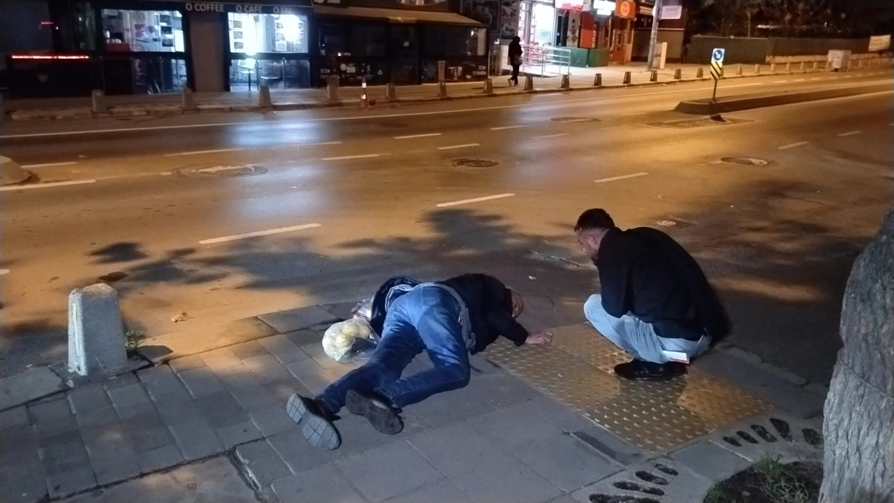Maltepe'de alkollü şahıs yere düşüp kafasını kaldırıma çarparak yaralandı