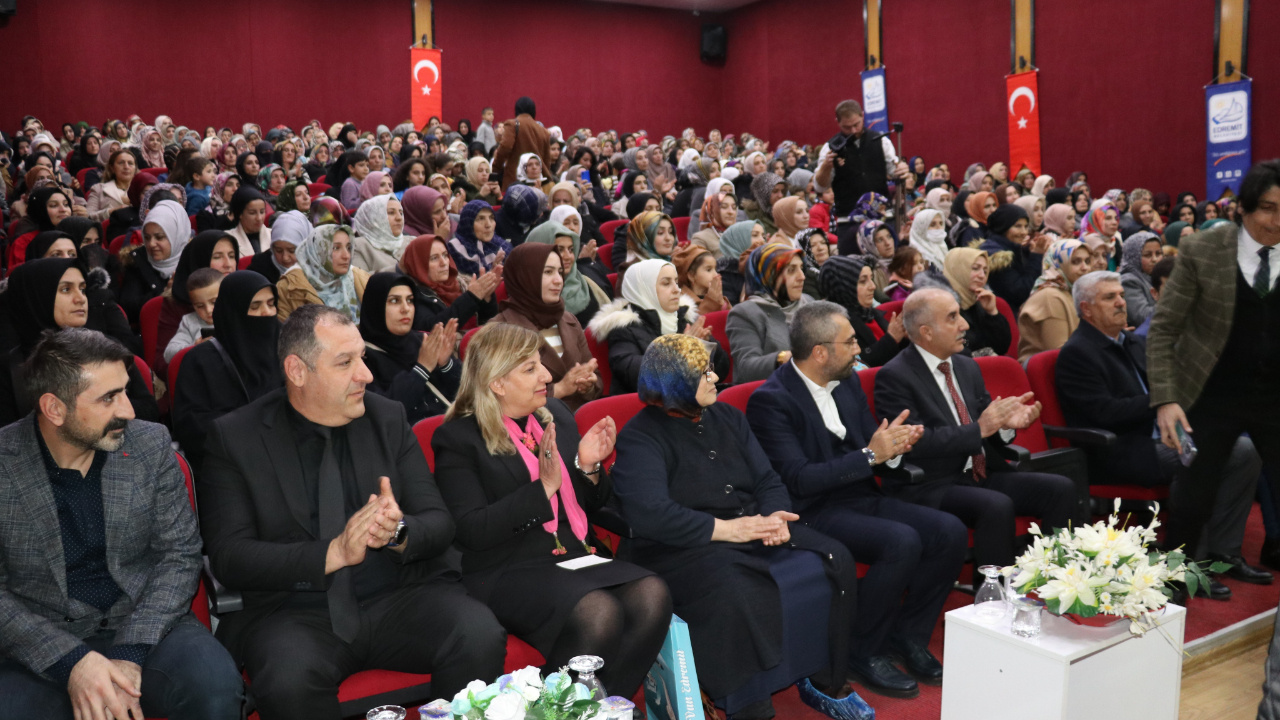 72 yaşındaki Besna Say, okur-yazarlık sertifikasını başkan oğlunun elinden aldı