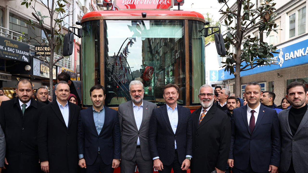 İstanbul Bahçelievler'de "100. Yıl Cumhuriyet Tramvayı" seferlerine başladı