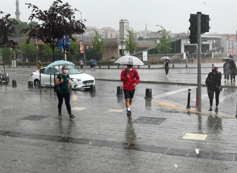 Meteoroloji sarı kodla son dakika uyardı! Trakya'da fırtına İstanbul'da sel, yıldırım...