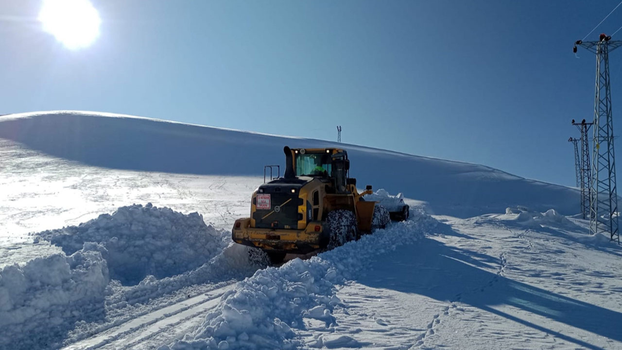 Hakkari'de iki üs bölgesinin yolu kardan kapandı!
