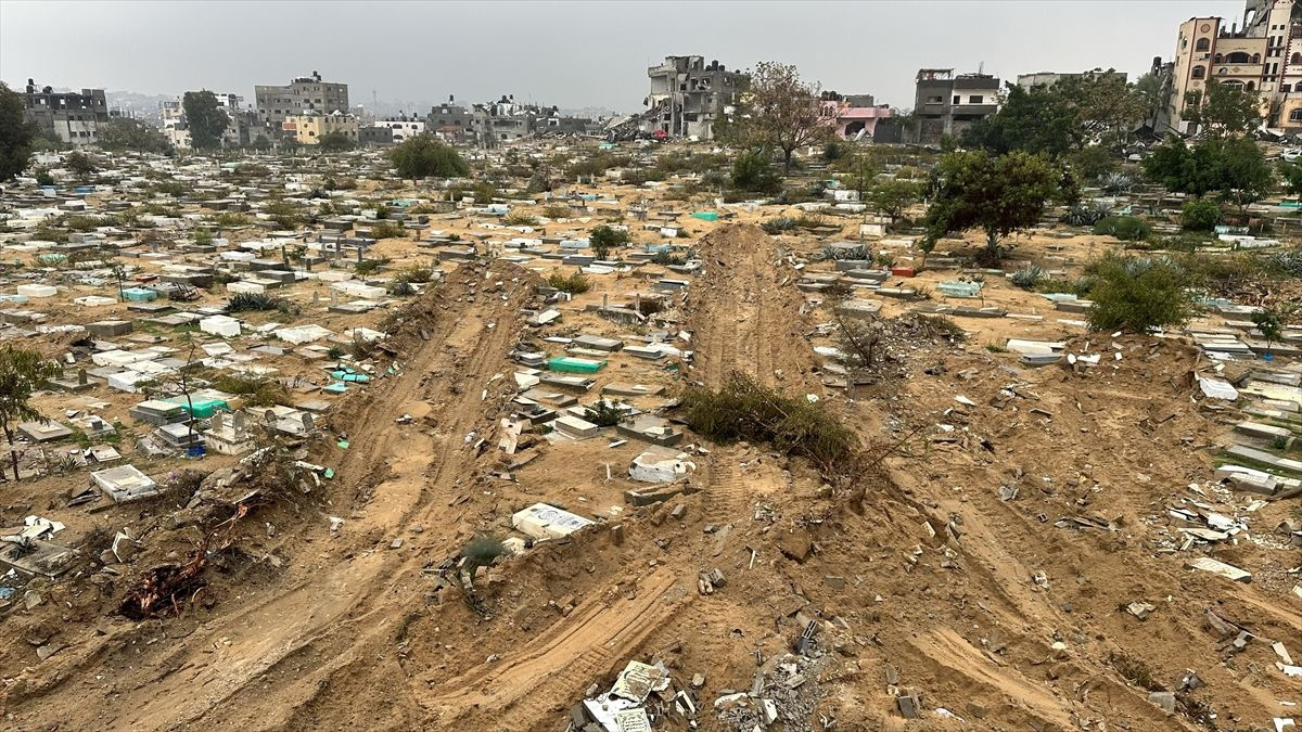 Gazze'de ne ölüye ne diriye rahat yok! İsrail ordusu, cesetleri mezarlardan çıkardı
