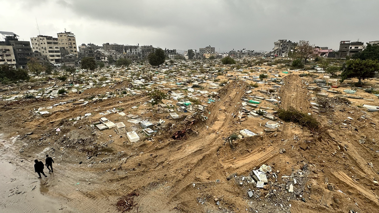 Gazze'de ne ölüye ne diriye rahat yok! İsrail ordusu, cesetleri mezarlardan çıkardı