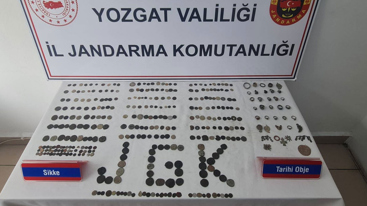 Yozgat'ta otomobilde 342 sikke, 24 yüzük ve 11 obje ele geçirildi!