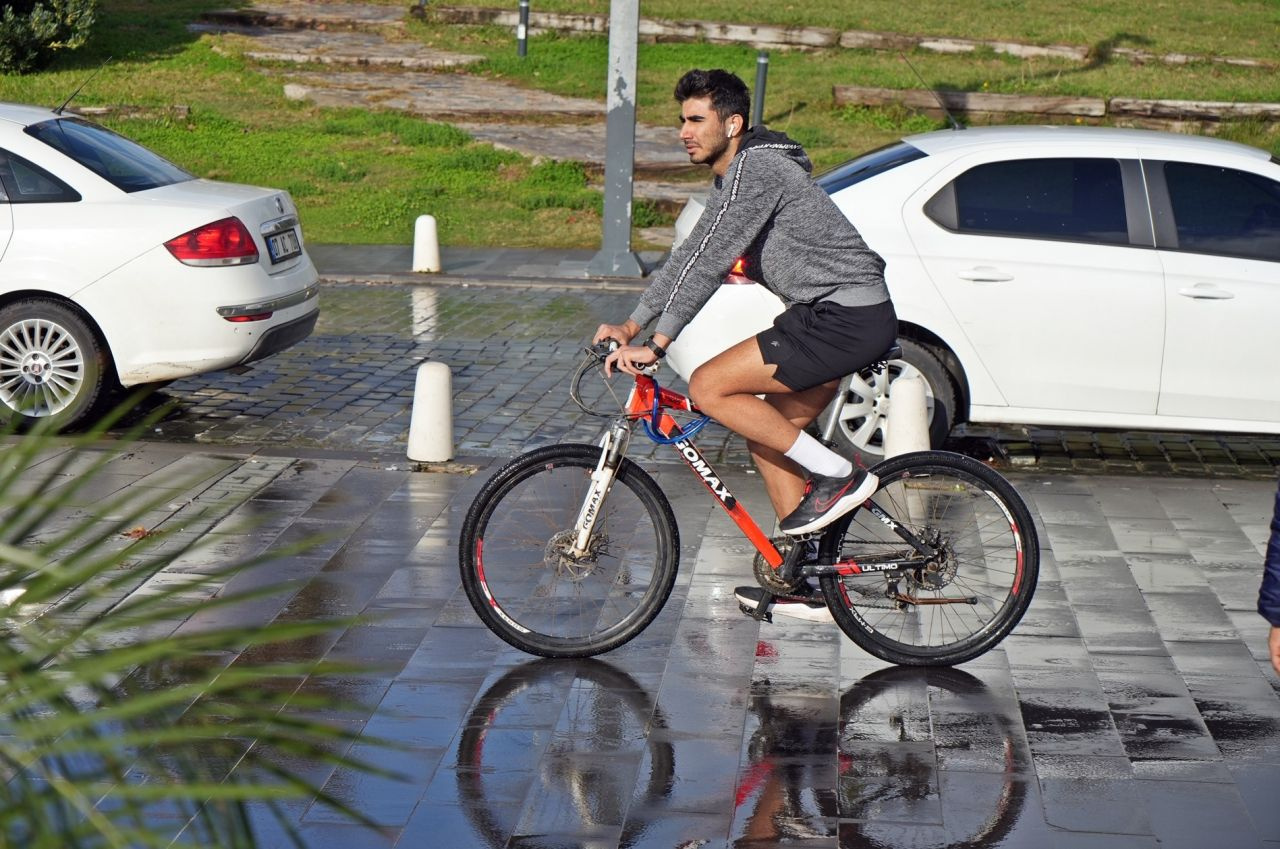 Antalya'da öğlene kadar sağanak yağmur öğleden sonra yazdan kalma hava