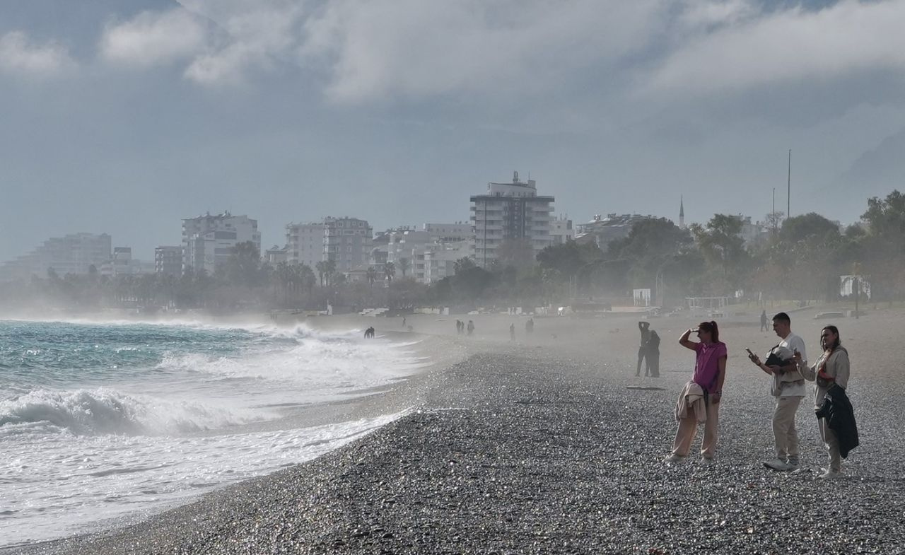 Antalya'da öğlene kadar sağanak yağmur öğleden sonra yazdan kalma hava