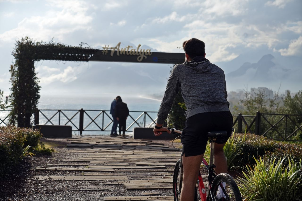 Antalya'da öğlene kadar sağanak yağmur öğleden sonra yazdan kalma hava