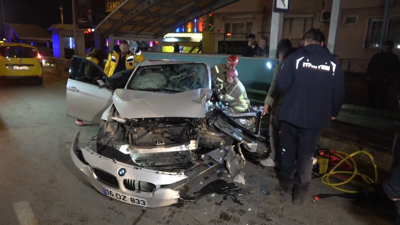Otomobil Bursaray’ın bariyerine çarptı, sürücü araçta sıkıştı