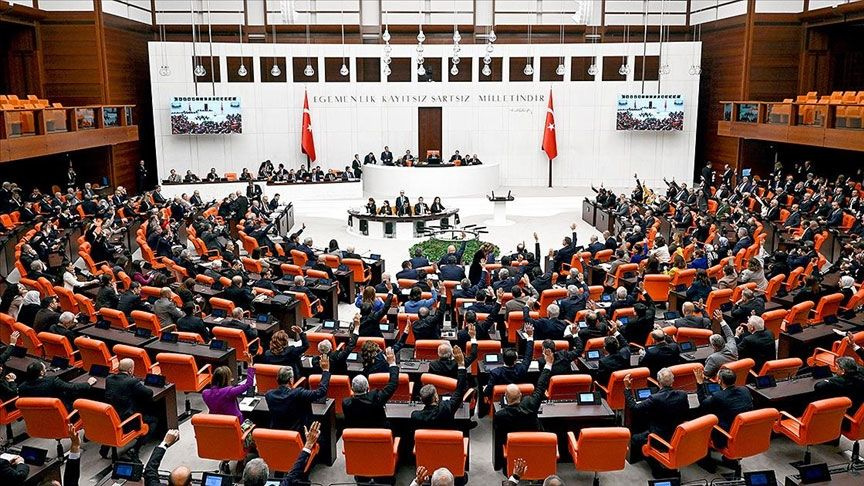 Meclis'te peş peşe istifalar! 600 milletvekilinden 53'ü partilerinden ayrıldı