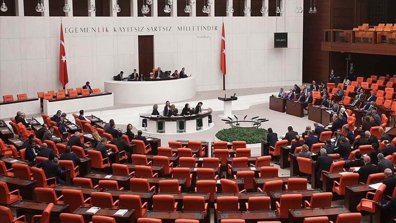 Meclis'te peş peşe istifalar! 600 milletvekilinden 53'ü partilerinden ayrıldı