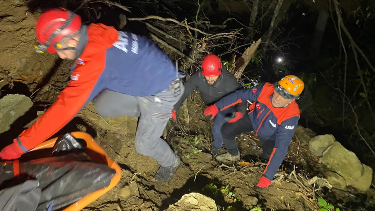 Artvin'de ormanda ağaç keserken uçurumdan düşen kişi öldü