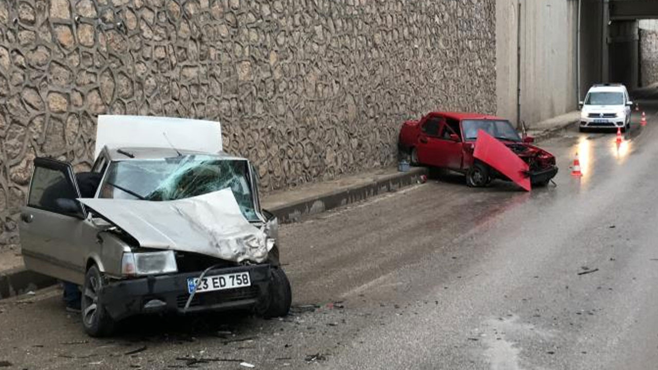 Elazığ’da otomobiller kafa kafaya çarpıştı: 4 yaralı!