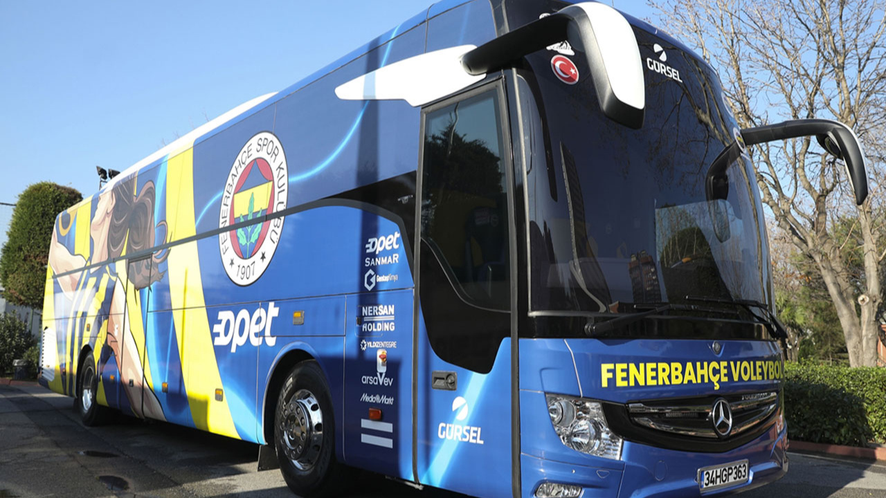 Fenerbahçe voleybol takımları yeni otobüsüne kavuştu