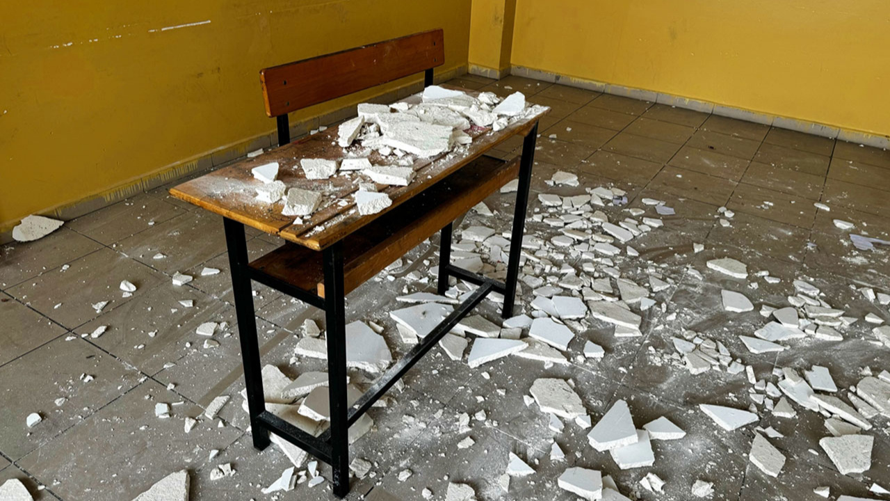 Okulun tavanındaki alçı döküldü: 7 öğrenci yaralandı!
