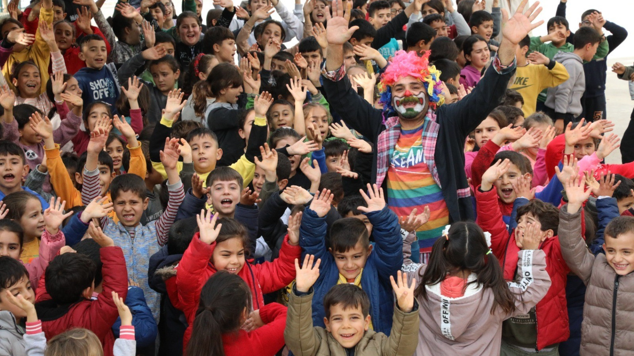 Depremden etkilenen çocukların yüzü gülüyor