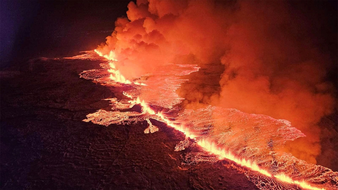 24 saatte 1000 deprem oldu yanardağ patladı! İzlanda cehennemi yaşıyor! İşte patlama anı...