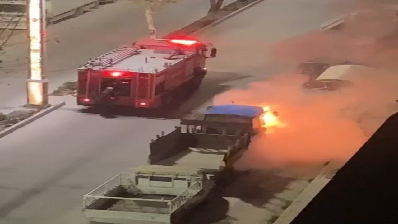 Elazığ’da park halindeyken alev alan traktörü itfaiye ekipleri söndürdü