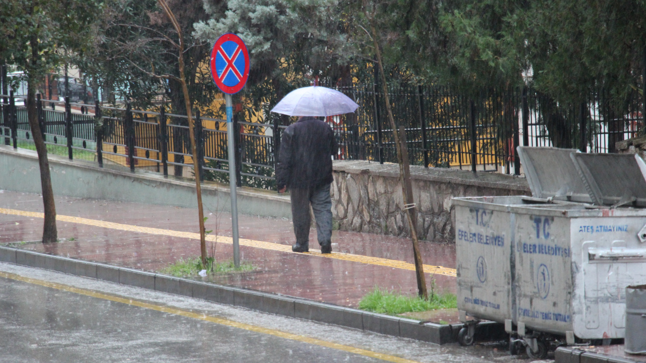 Aydın'da sabah saatlerinden itibaren şiddetli yağış etkili oluyor