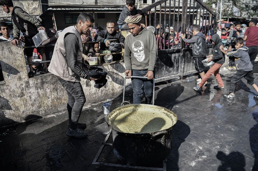 Gazzeliler ot yemeye başladı Gazze'de 570 bin den fazla kişi felaket düzeyde açlıkla karşı karşıya