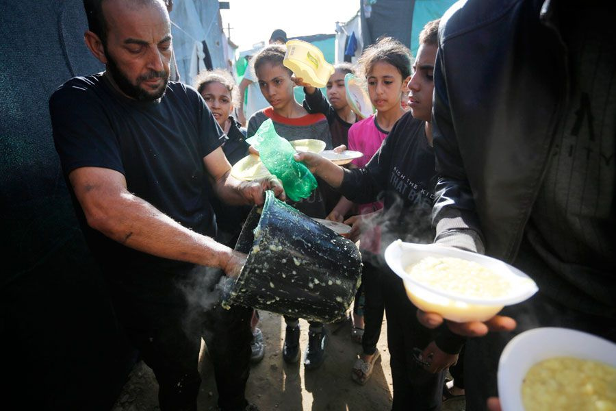 Gazzeliler ot yemeye başladı Gazze'de 570 bin den fazla kişi felaket düzeyde açlıkla karşı karşıya