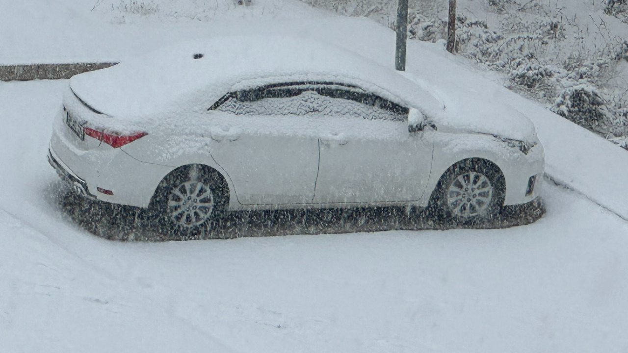 Yüksekova’da yoğun kar yağışı, sürücüler zor anlar yaşadı