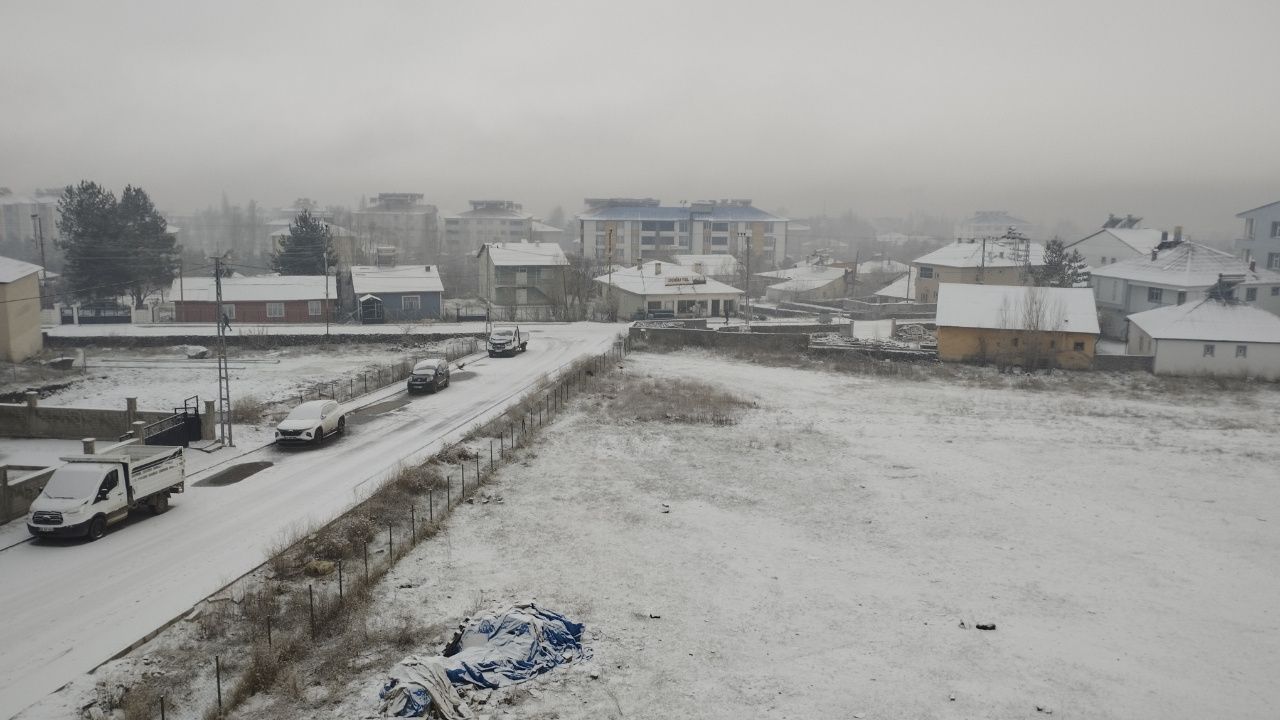 Muş’un Varto ilçesinde etkili olan kar yağışı kenti beyaza bürüdü