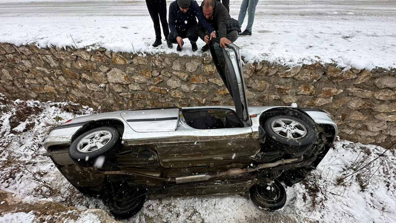 Kar yağışı kazaları beraberinde getirdi, kayan araç dereye düştü