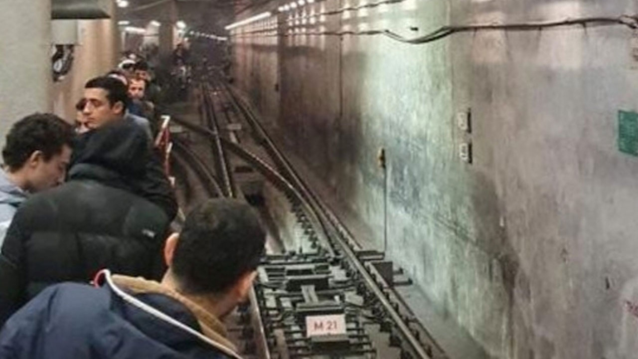 İstanbul'da metro arızası yolcuları isyan ettirdi!
