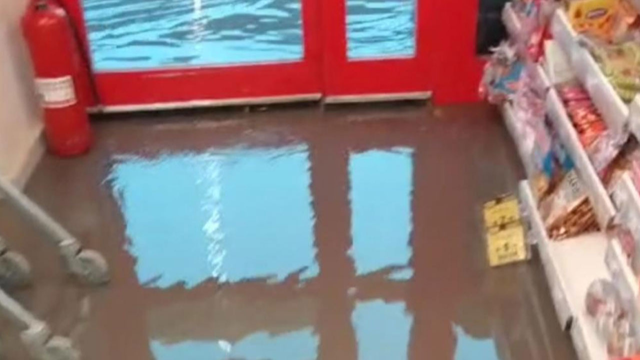 Mardin’de yağış nedeniyle marketleri su bastı!