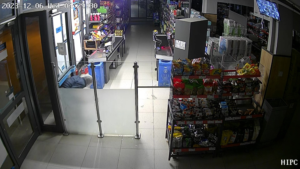 Marketten gıda ürünleri ve sigara çalan kişi güvenlik kameralarına yansıdı
