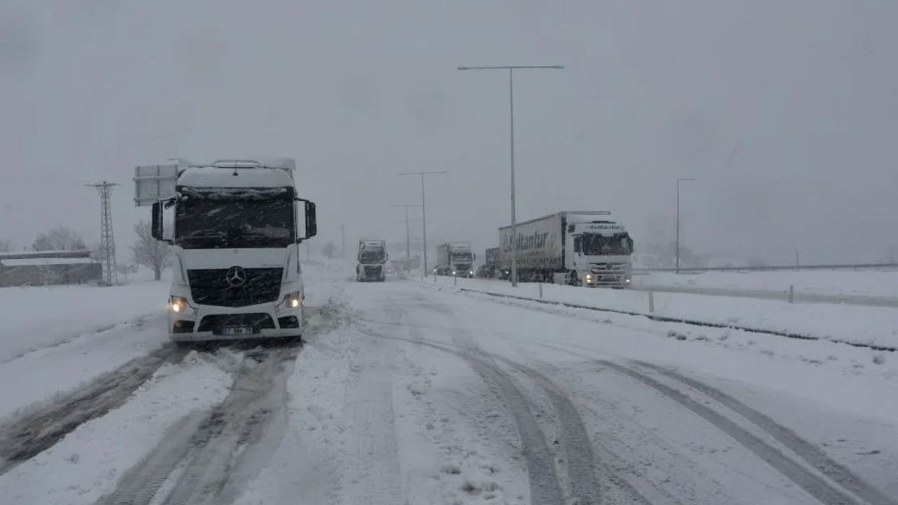 Bitlis'te kar yağışı: 100'e yakın araç yolda kaldı