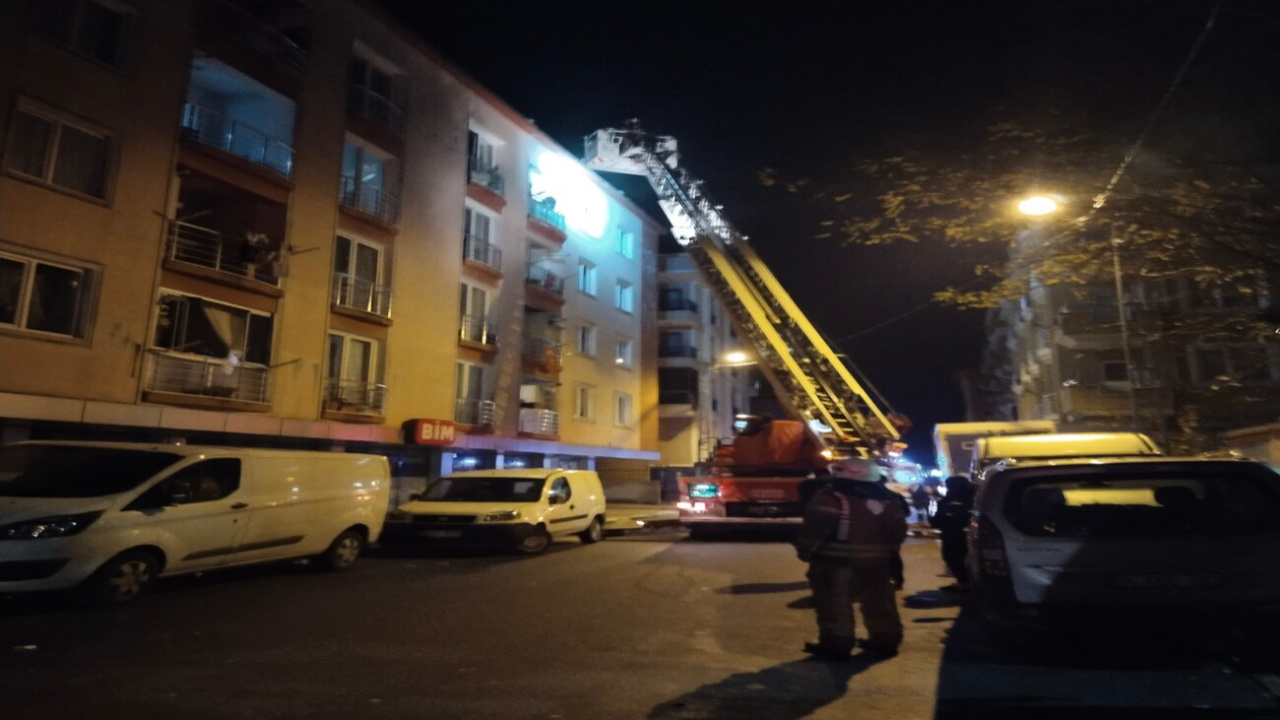 Sancaktepe'de bir binada yoğun dumana maruz kalan vatandaşları itfaiye kurtardı