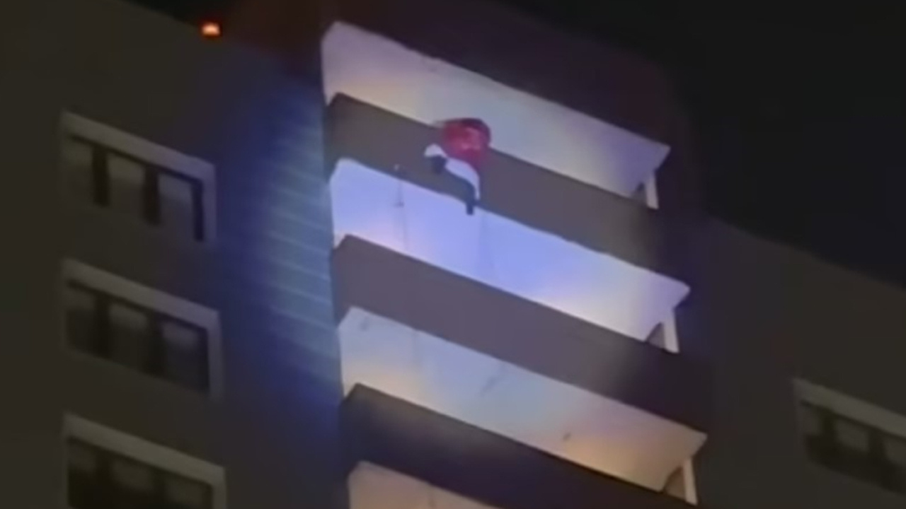 Noel Baba, 24. kattan düşerek öldü! Herkes şov zannetti