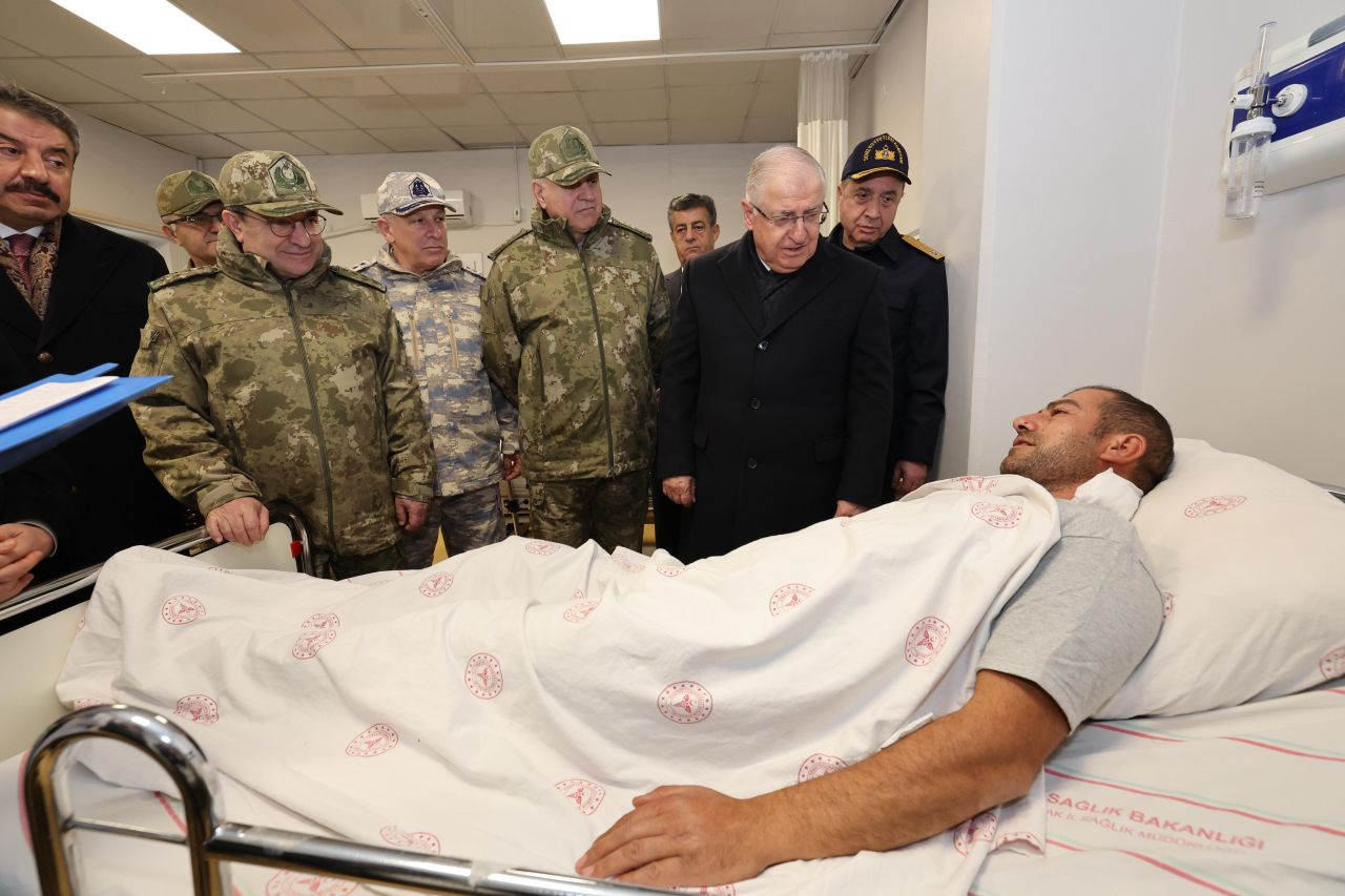 Milli Savunma Bakanı Yaşar Güler, yaralı askerleri ziyaret etti