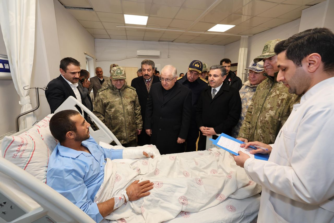 Milli Savunma Bakanı Yaşar Güler, yaralı askerleri ziyaret etti