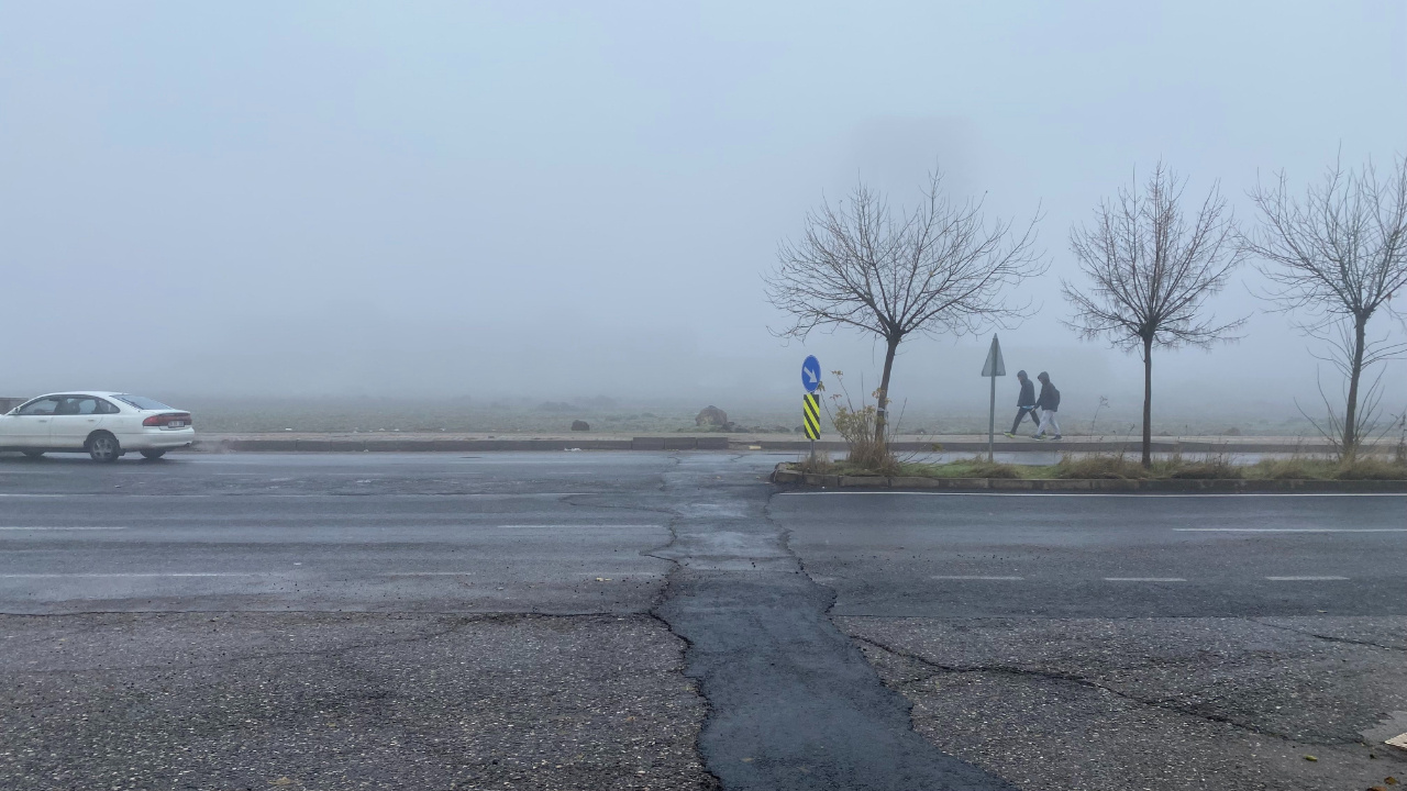 Diyarbakır’da yoğun sis, sürücüler zor anlar yaşadı