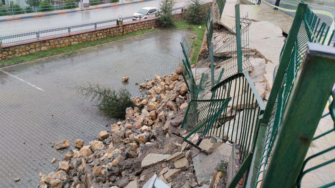 Karabük'te sağanak yağmur ve şiddetli rüzgar hayatı olumsuz etkiledi