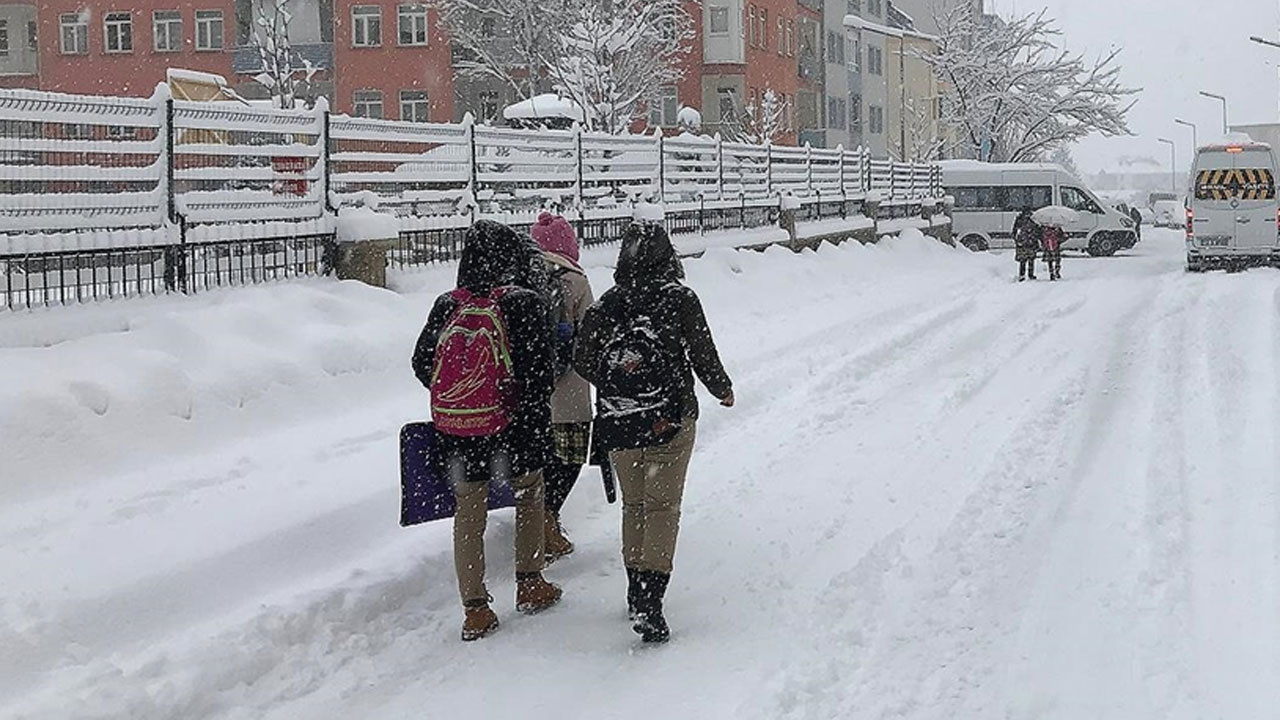Yoğun kar yağışı etkili oluyor! Yarın okullar tatil edildi