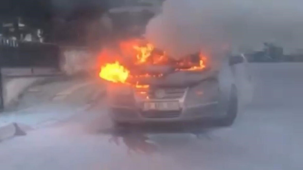 Bursa'da seyir halindeki araçlar alev alev yandı