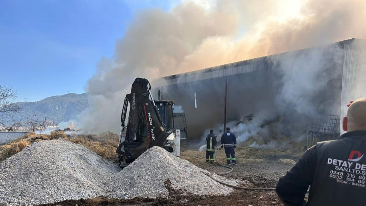 Elektrik kaçağından yangın çıktı, 15 ton saman balyası kül oldu!