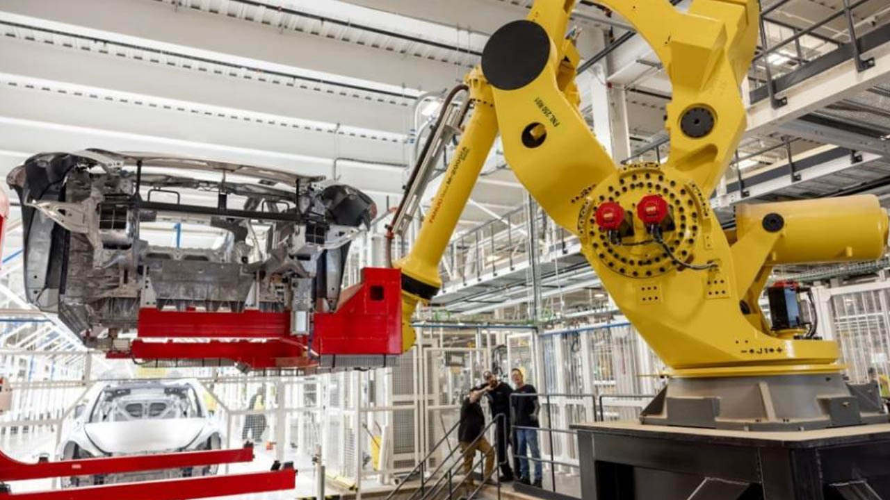 Tesla fabrikasında robotun mühendise saldırdığı ortaya çıktı